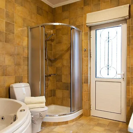 Victoria - 3 Bedroom With A Private Pool וילה *