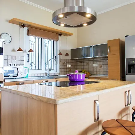 Victoria - 3 Bedroom With A Private Pool Willa