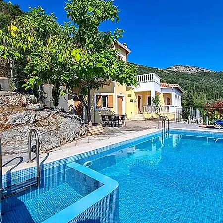 Victoria - 3 Bedroom With A Private Pool