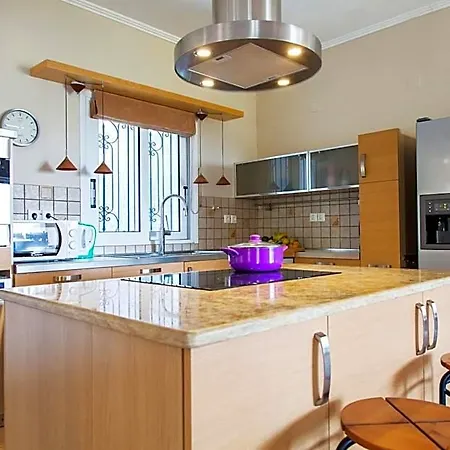 Victoria - 3 Bedroom With A Private Pool *