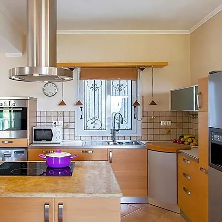 Victoria - 3 Bedroom With A Private Pool