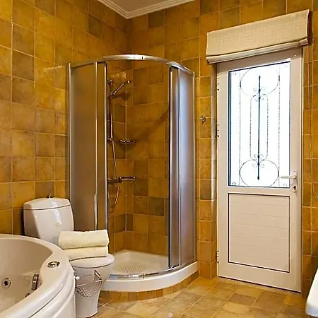 Victoria - 3 Bedroom With A Private Pool Vila *