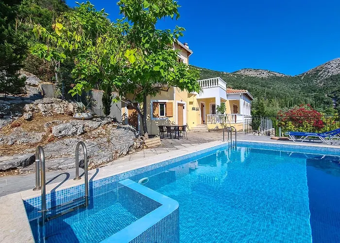 Victoria - 3 Bedroom With A Private Pool *